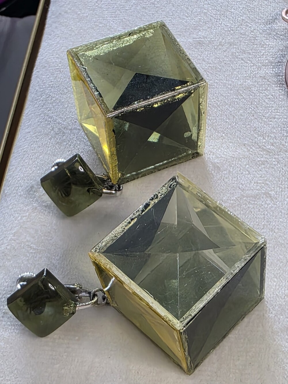 Rare Vendome Lime Green Cube Dangle Earrings Lucite Gold Tone - Picture 2 of 7